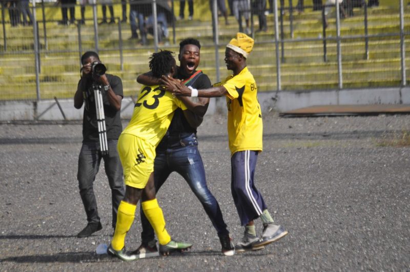 Hans Kwofie taking applaus from teammate - Abeiku Ainooson