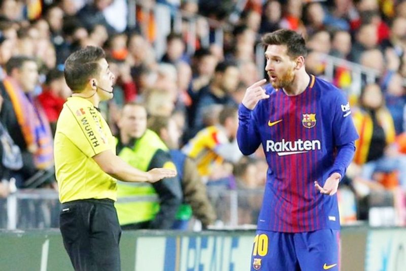 Furiously looking Messi questioning referee Ignacio Iglesias