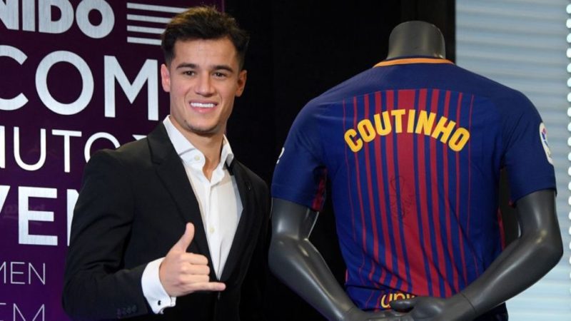 Philippe Coutinho with his new Barcelona shirt