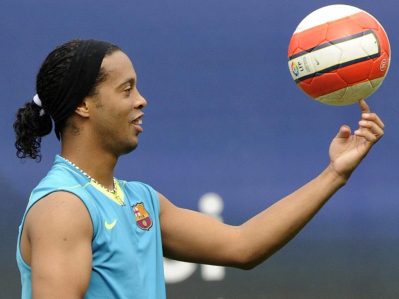 Ronaldinho ball show
