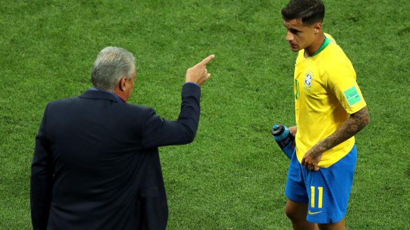 Tite issuing instructions to Coutinho