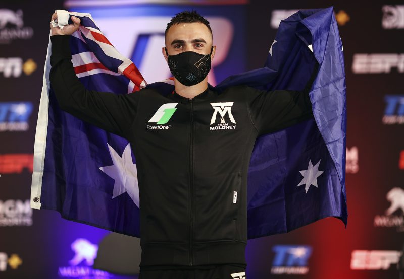 Jason_Maloney poses with the Australian flag